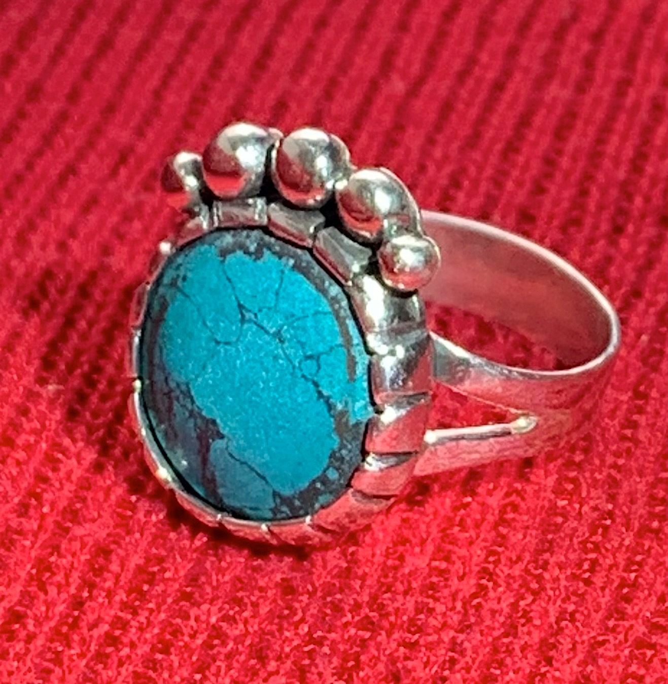  This setting uses the castellated bezel as a foundation. 