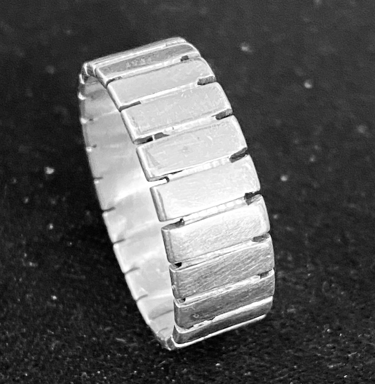  A slick take on a wedding band shows the versatility of BezelEase™. 