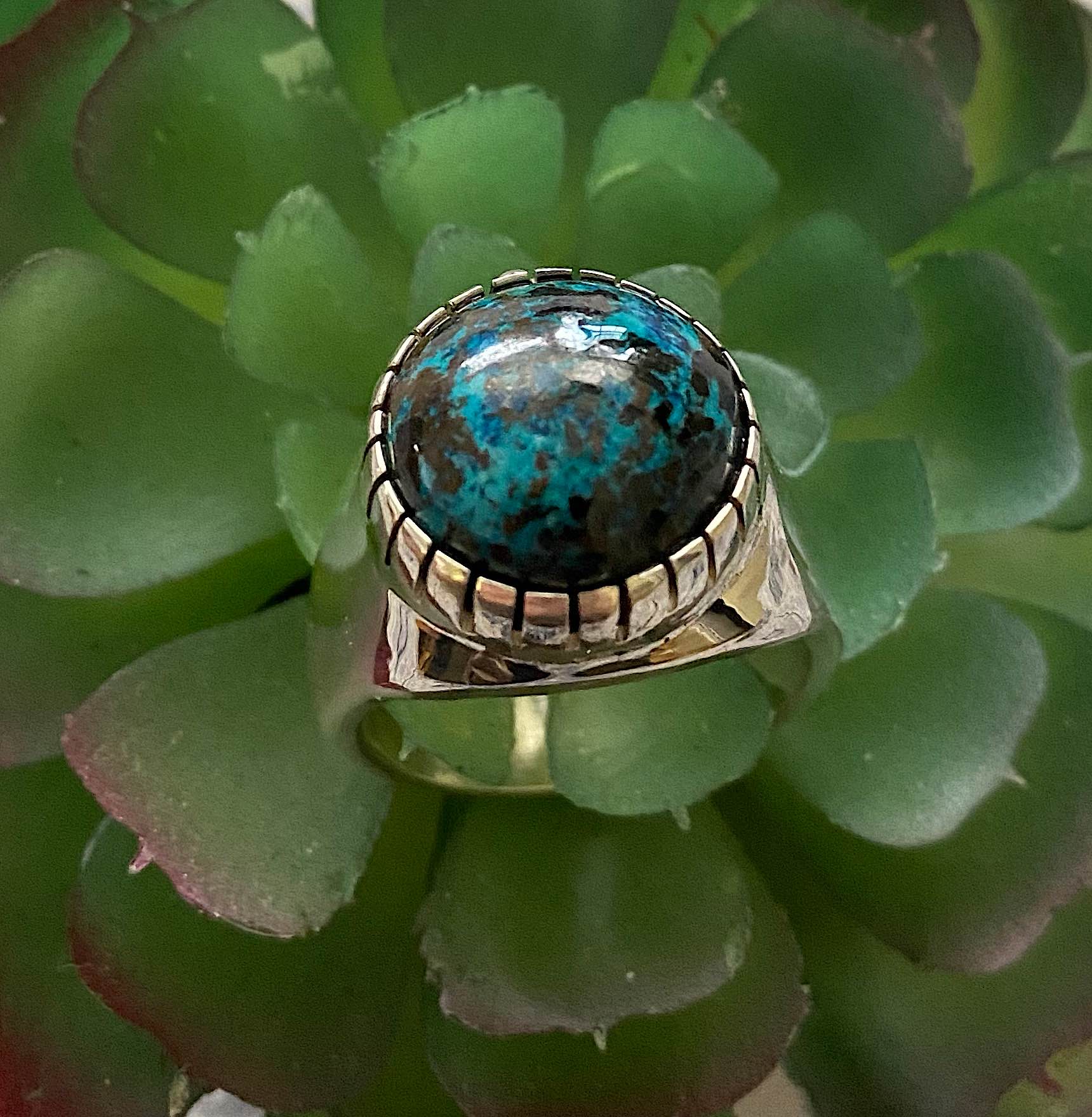  This men's ring featuures beatifully defined castellations. 